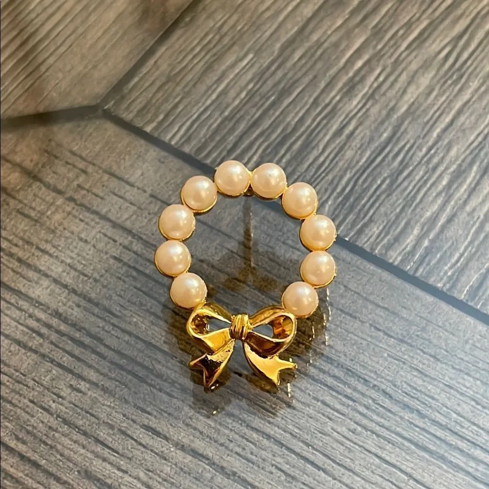 Vintage 1999 AVON Pearlesque Wreath Pin with Goldtone Bow